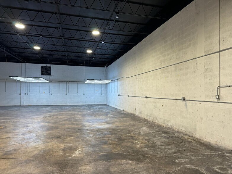 More Photos Of 7880-7882 NW 56th St, Miami Warehouse For Lease