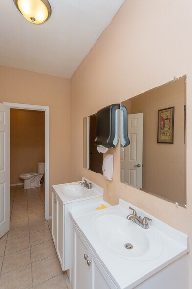 More Photos Of 2803 W 2nd St, Roswell Hotel For Sale