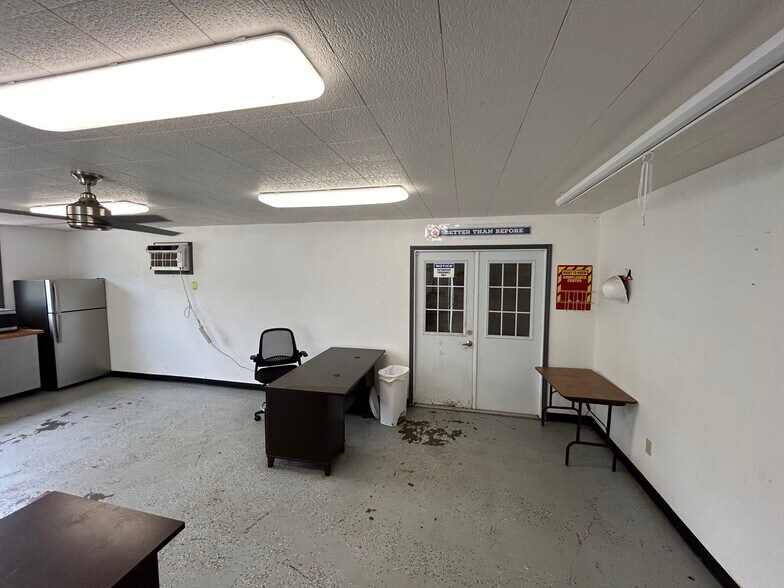 More Photos Of 616 S 9th St, Corsicana Warehouse For Sale