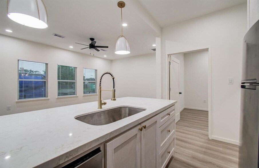 More Photos Of 4006 Navigation Blvd, Houston Office Residential For Lease