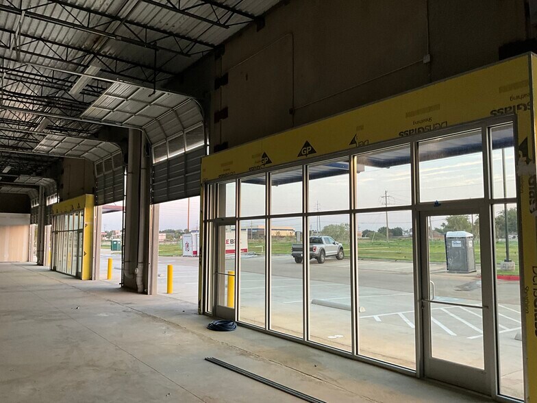 More Photos Of 550 W Round Grove Rd, Lewisville Showroom For Lease