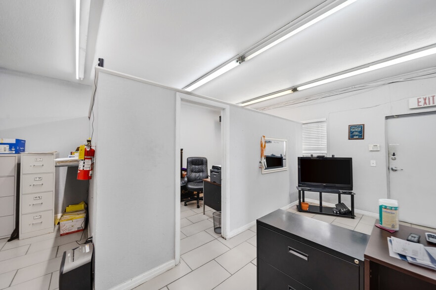 More Photos Of 3141 NW 40th St, Miami Warehouse For Sale