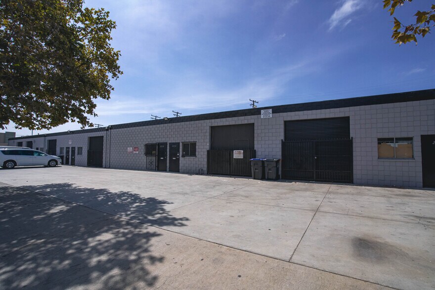 More Photos Of 2222-2308 W 2nd St, Santa Ana Service For Sale