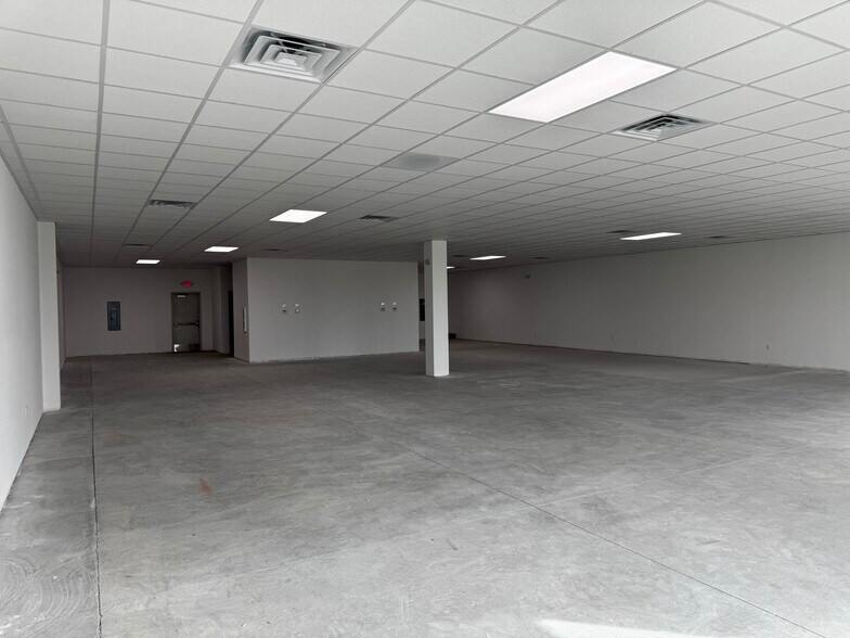 More Photos Of 113 E Redd Rd, El Paso Storefront For Lease