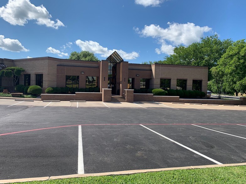 More Photos Of 804 Santa Fe Dr, Weatherford Office For Lease