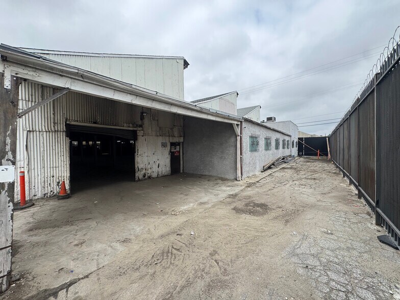 More Photos Of 3954 Whiteside St, Los Angeles Warehouse For Lease