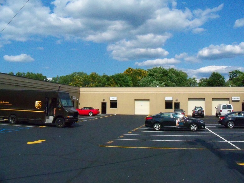 More Photos Of 495 Mola Blvd, Elmwood Park Warehouse For Lease