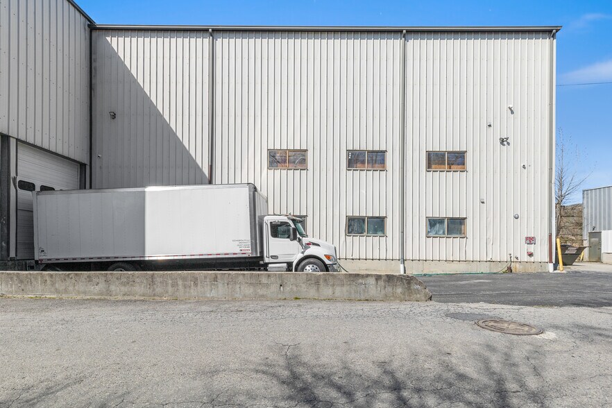 More Photos Of 55 Poplar St, Stamford Light Distribution For Sale