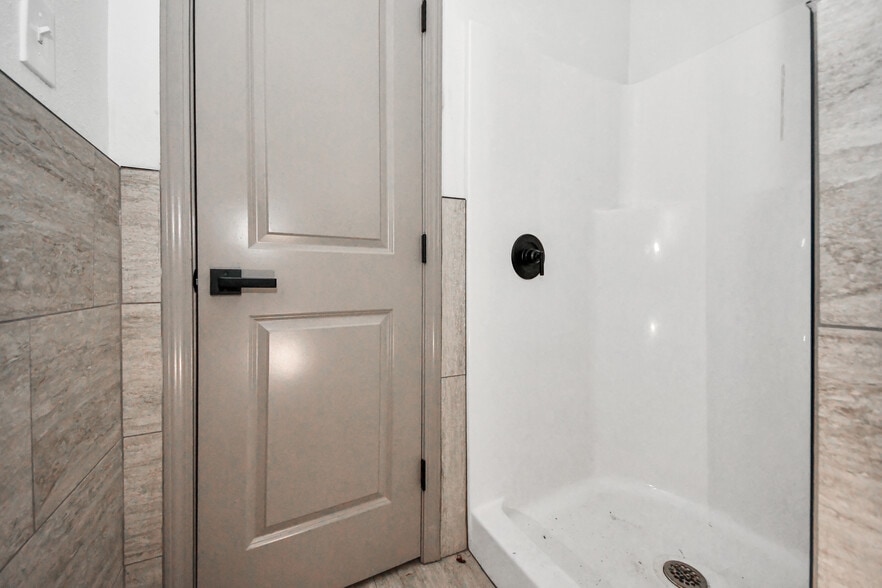 More Photos Of 8603 Shoal Creek Dr, Houston Warehouse For Sale