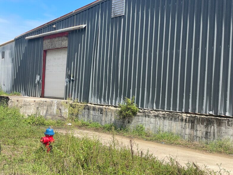 More Photos Of 115 Whetzel St, Edgewater Warehouse For Lease