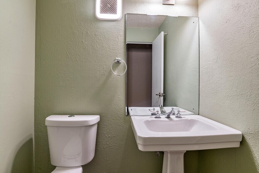 More Photos Of 2805-2901 S Locust St, Denver Apartments For Sale