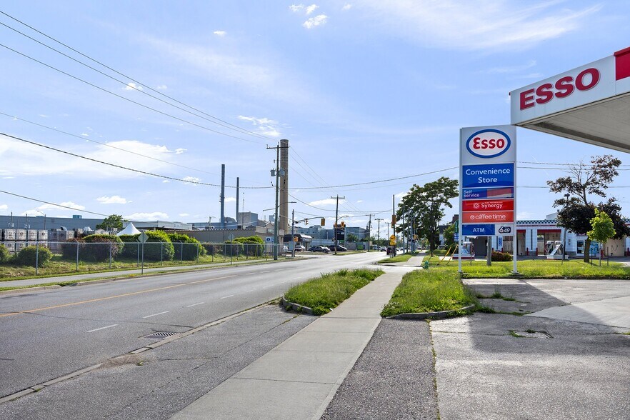 More Photos Of 33 Oak St E, Leamington Convenience Store For Sale