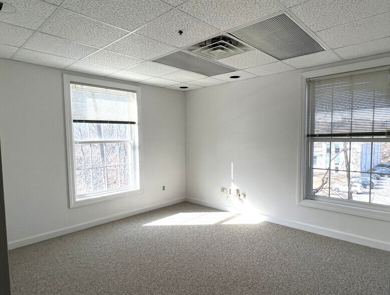 More Photos Of 10 Cedar St, Woburn Office For Lease