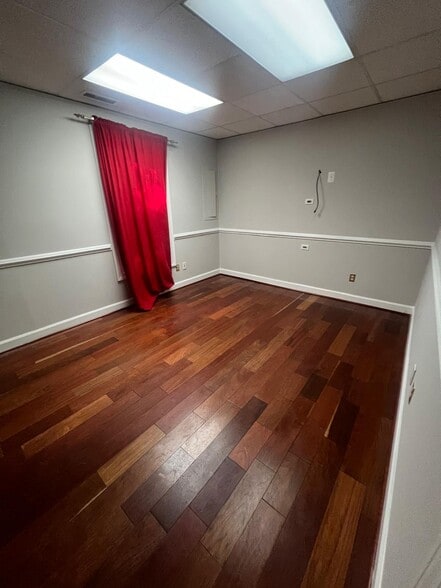 More Photos Of 1211-1221 Mall Dr, Richmond Office For Lease