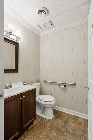 More Photos Of 133 Indian Lake Rd, Hendersonville Office For Lease