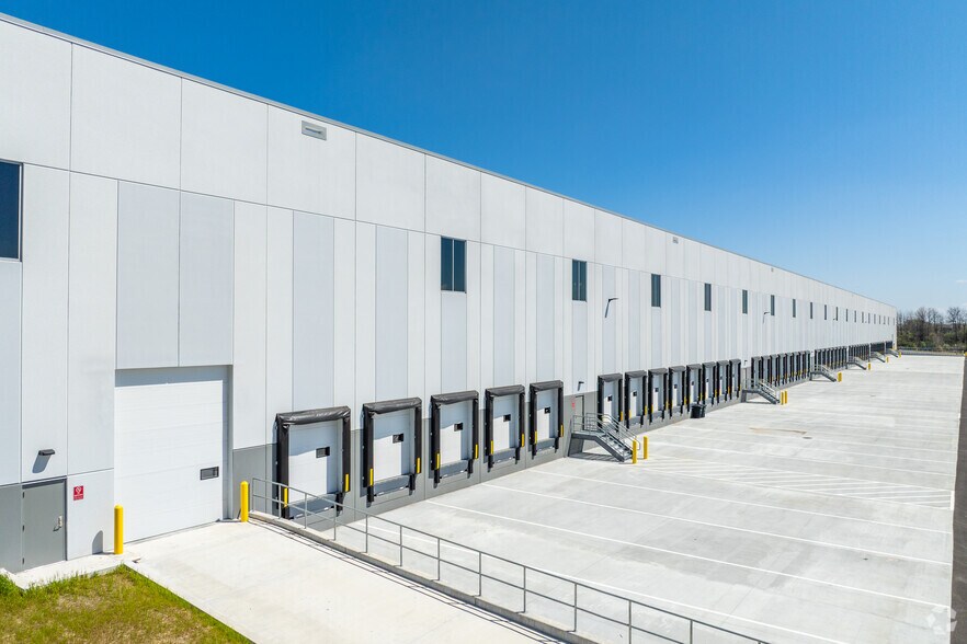 More Photos Of 3060 S 61st St, Philadelphia Distribution For Lease