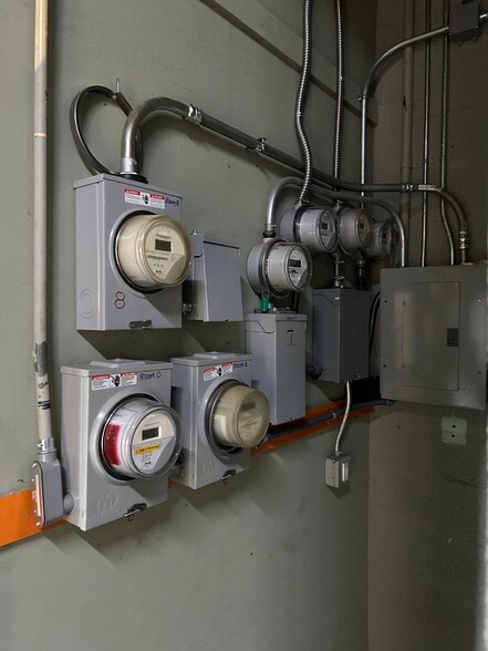 More Photos Of 1402 S 15th St, Louisville Light Distribution For Sale