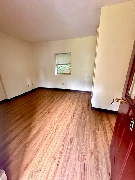 More Photos Of 862 Iron Ridge Rd, Spring Grove Apartments For Sale