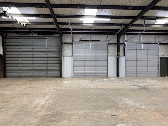 More Photos Of 406-408 Ambassador row, Longview Light Distribution For Lease