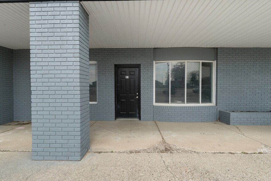 More Photos Of 2024 Dufferin Av, Wallaceburg Apartments For Sale
