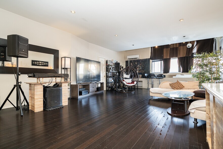 More Photos Of 6982-6984 Saint-Hubert Rue, Montréal Storefront Retail Residential For Sale