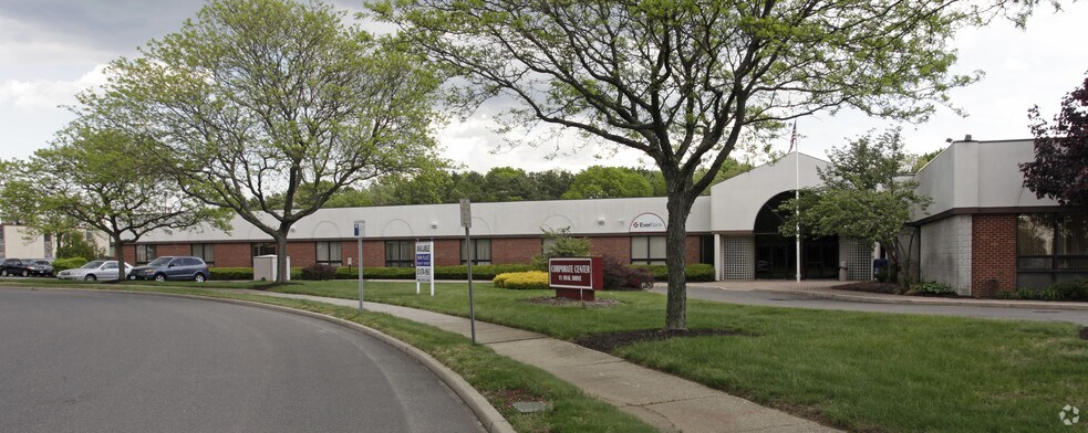 More Photos Of 11 Oval Dr, Islandia Office For Lease