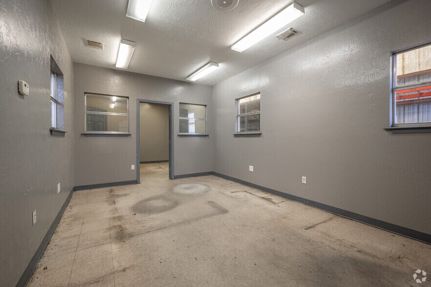 More Photos Of 1305 W Jackson Ave, Pasadena Manufacturing For Lease