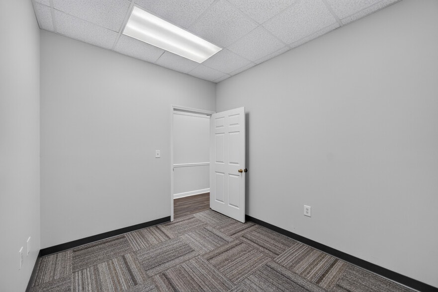More Photos Of 514 Dabney Rd, Henderson Office For Lease