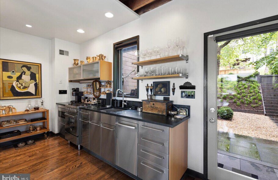 More Photos Of 5169 Macarthur Blvd NW, Washington Office Residential For Lease