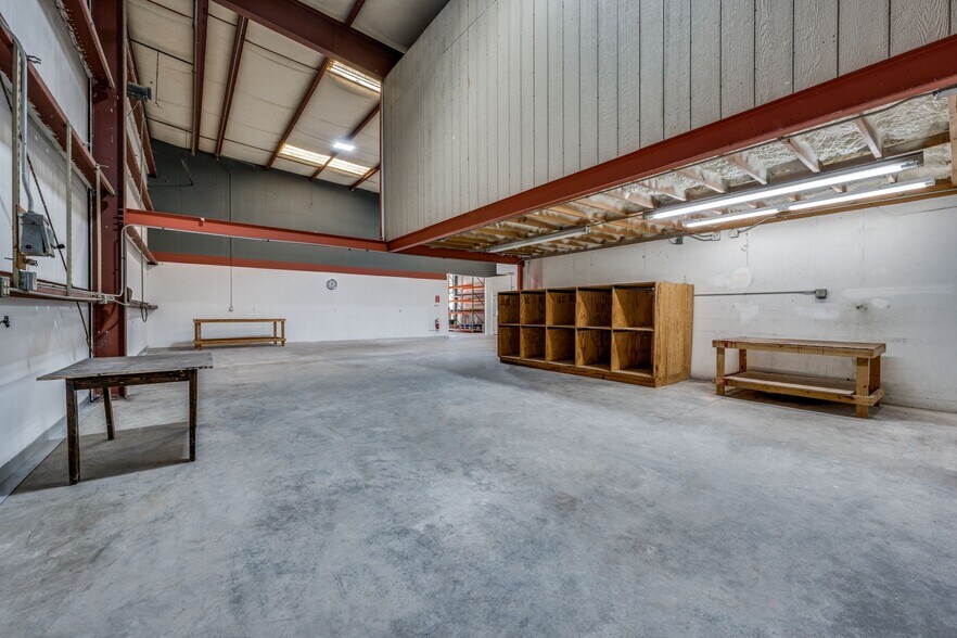 More Photos Of 1919 Rhome St, Dallas Distribution For Lease