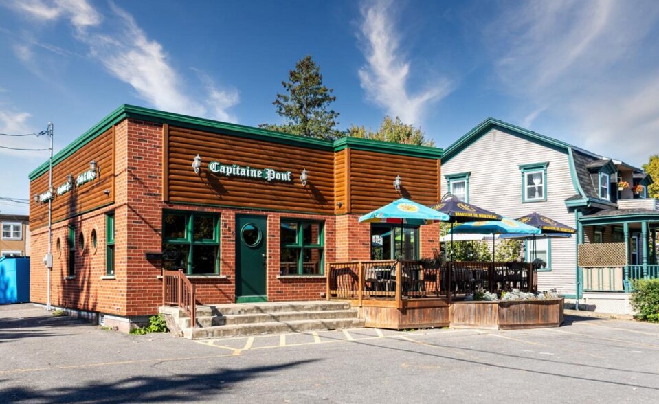 More Photos Of 880 Rue Richelieu, Beloeil Storefront For Sale