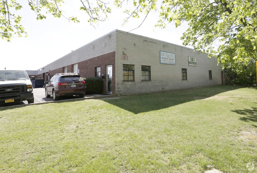More Photos Of 181 E Industry Ct, Deer Park Warehouse For Lease