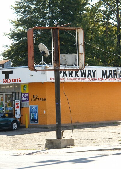 More Photos Of 3 S Parkway E, Memphis Convenience Store For Sale