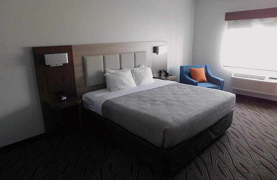 More Photos Of 1823 W Reynolds St, Pontiac Hotel For Sale