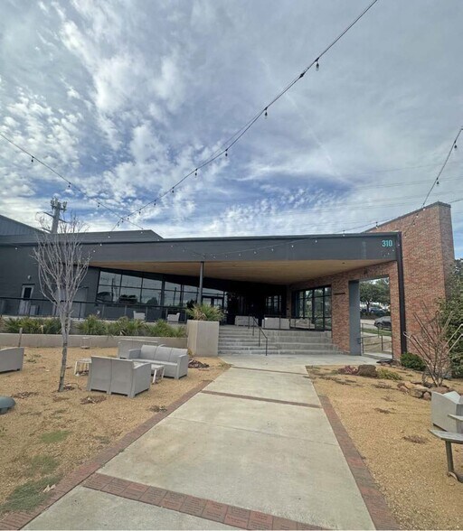 More Photos Of 310 S Goliad St, Rockwall Restaurant For Sale