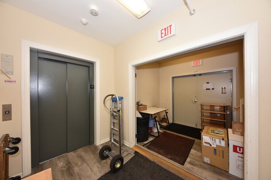 More Photos Of 8766 N Deerwood Dr, Milwaukee Freestanding For Sale