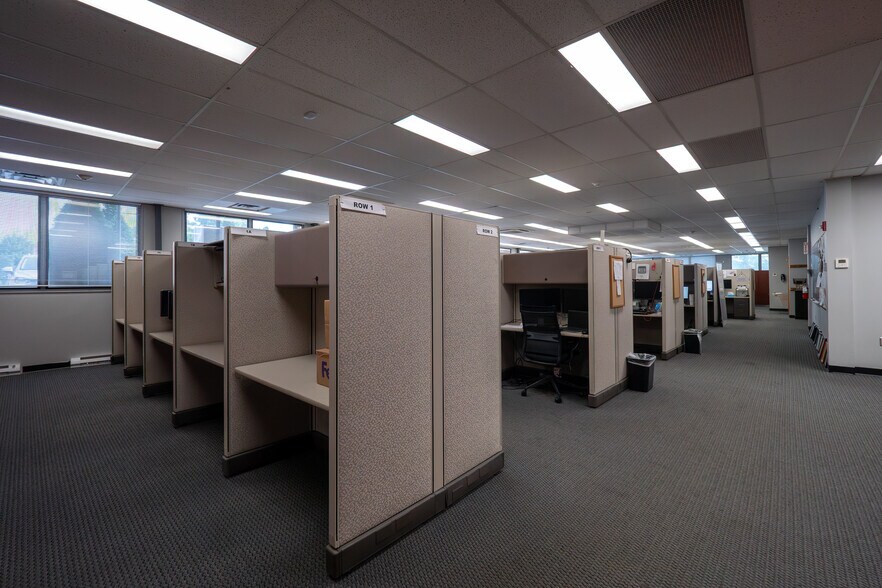 More Photos Of 921 Chatham Ln, Columbus Office For Sale