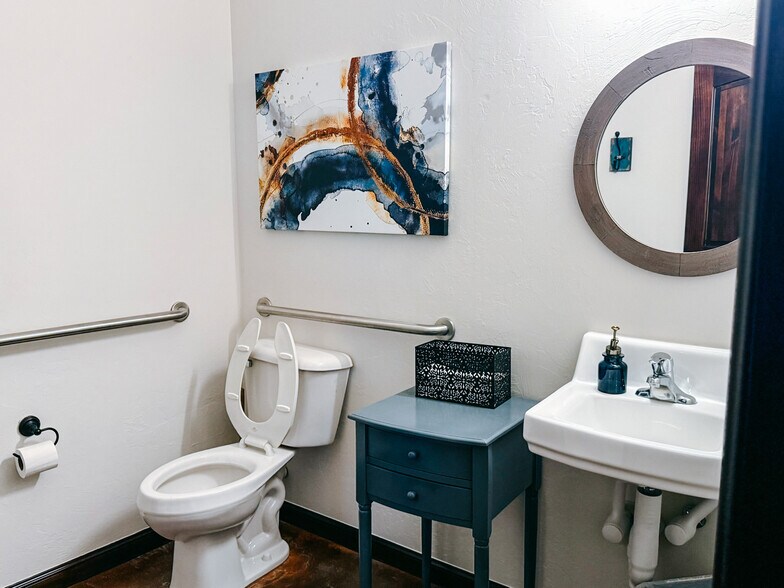 More Photos Of 604 W 18th St, Edmond Office For Lease