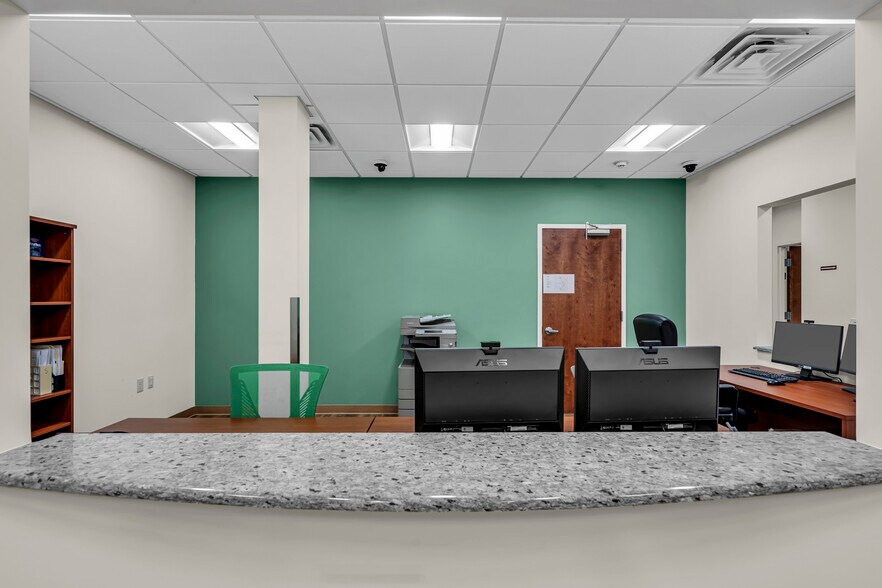 More Photos Of 500 Park Ave, Manalapan Township Medical For Lease