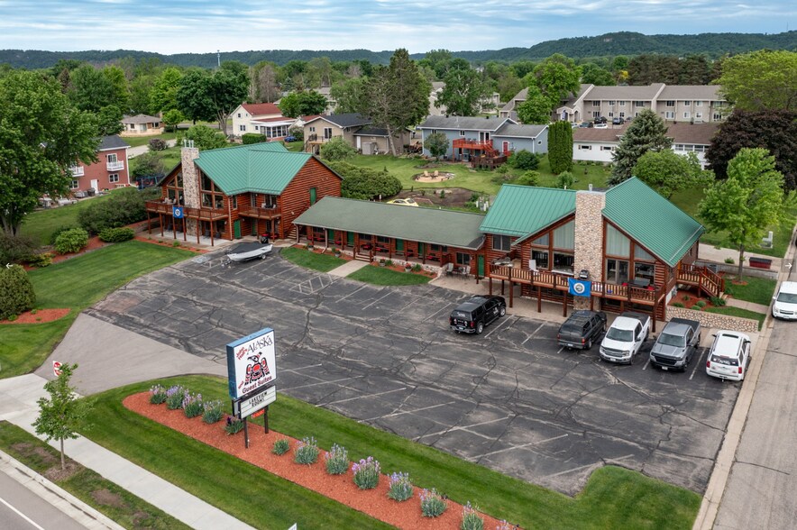 More Photos Of 1127 N Lakeshore Dr, Lake City Hotel For Sale