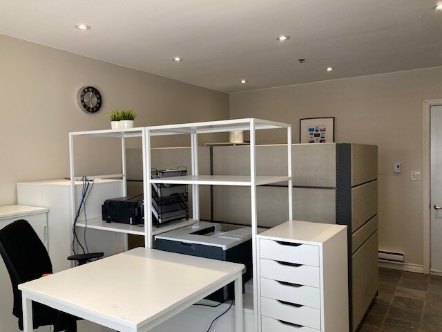 More Photos Of 86 Ringwood Dr, Whitchurch-Stouffville Showroom For Sale