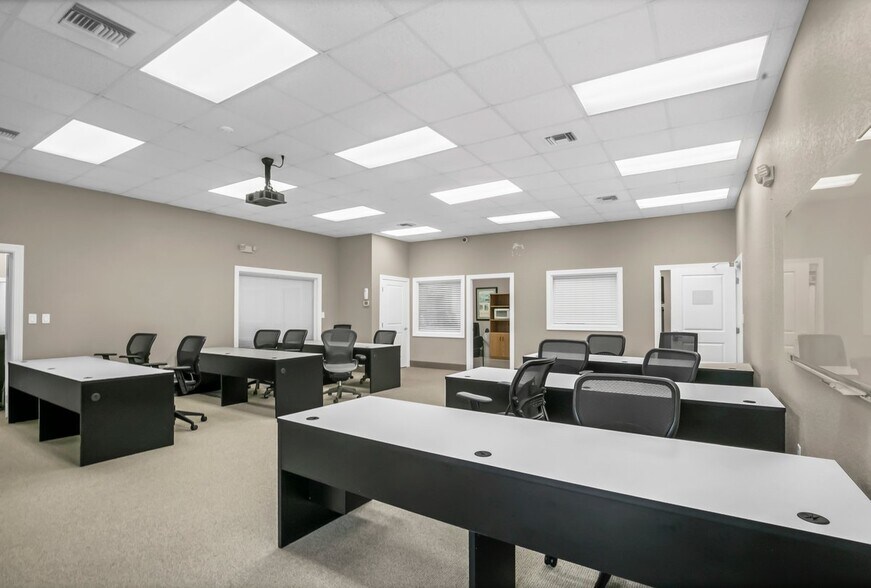 More Photos Of 4500 140th Ave N, Clearwater Unknown For Lease