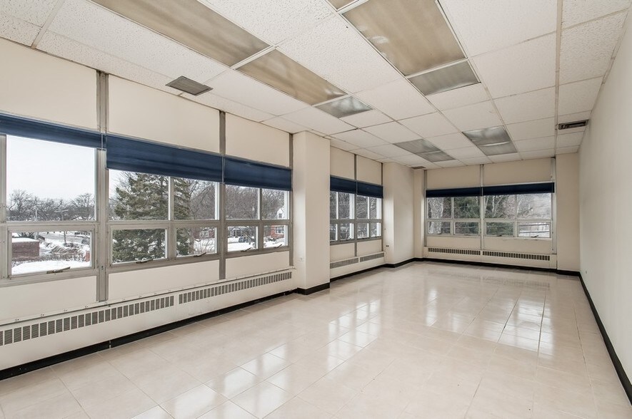 More Photos Of 1132 Waukegan Rd, Glenview Medical For Sale