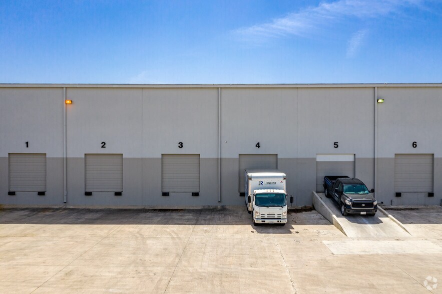 More Photos Of 4710 Perrin Crk, San Antonio Warehouse For Lease
