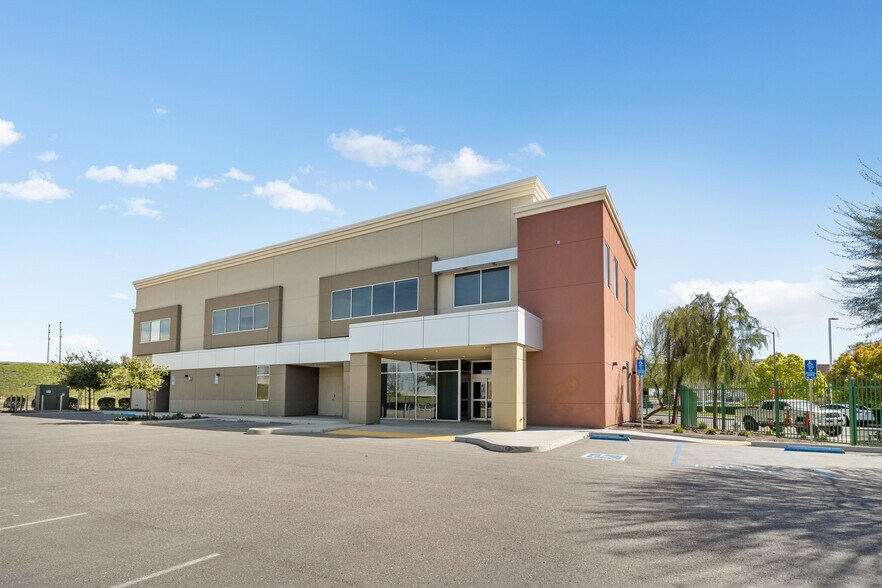 More Photos Of 5000 Commerce Dr, Bakersfield Office For Sale