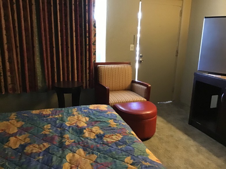 More Photos Of 601 N State St, Bunnell Hotel For Sale