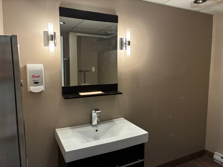 More Photos Of 179 King St E, Oshawa Office For Lease