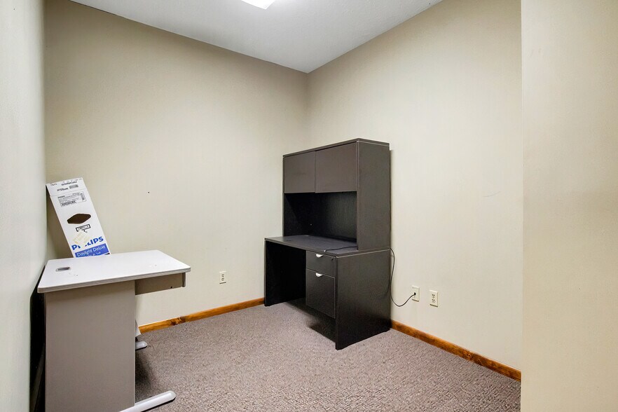 More Photos Of 2425 Medina Rd, Medina Office For Lease