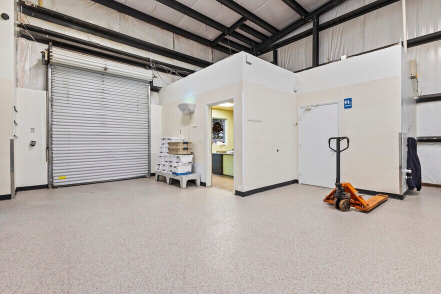 More Photos Of 1250-1264 SW Biltmore St, Port Saint Lucie Warehouse For Sale