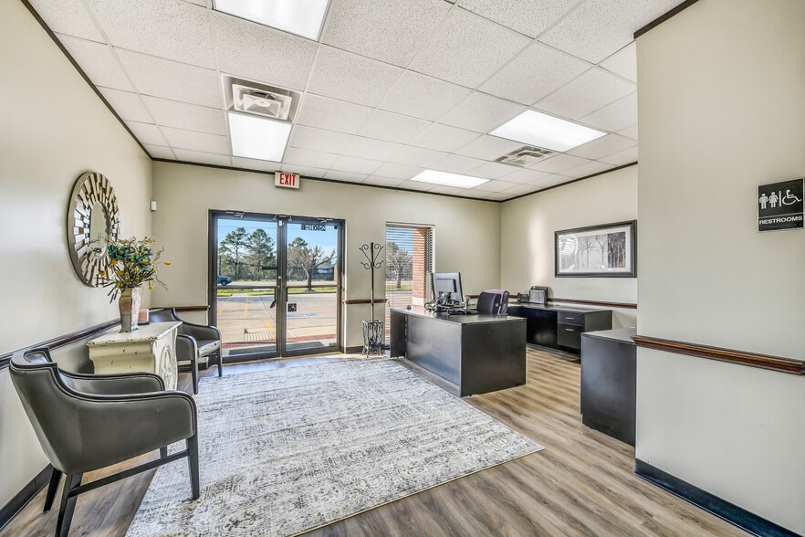 More Photos Of 2401 Parkwood Ave, Friendswood Office For Sale